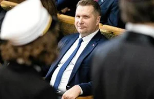 Minister Czarnek zajmuje się wprowadzaniem zamordyzmu do szkół