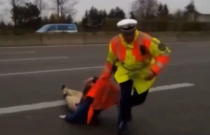 Policjant zebrał z asfaltu aktywistę protestującego na autostradzie