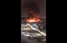 Ogromny pożar centrum handlowego na przedmieściach Moskwy. Płonie 7 tys. m²