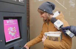 Książkomat w bibliotece - wygląda jak paczkomat