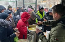 Wolontariusze z Poznania gotują i rozdają gorącą zupę w ostrzeliwanym Charkowie