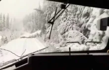 Pociąg przedziera się przez drzewa po burzy śnieżnej!