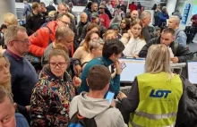 Dantejskie sceny na lotnisku. Pasażerom puszczają nerwy