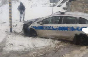 Radiowóz wjechał na czerwonym świetle, zderzył się z innym autem....