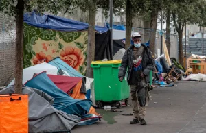 Paryż: "Przez narkomanów policja jest zmuszona eskortować dzieci do i ze szkoły"