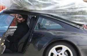 Wrzuć na luz: Keanu Reeves przewozi choinkę na dachu... PORSCHE!