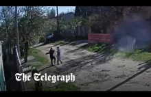Dzieci strzelają porzuconą wyrzutnią rakiet w dom sąsiada