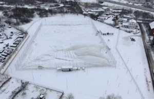 Kopuła nad boiskiem zapadła się pod naporem śniegu. Hala kosztowała 10 mln zł.