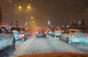 "Przegrywamy walkę ze śniegiem". Fatalne warunki na drogach