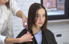 Młode Ukrainki oddają włosy na armię