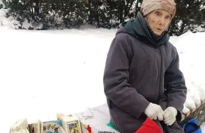 Zdjęcie seniorki sprzedającej opłatek wywołało poruszenie. Pomoc nadeszła szybko