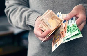 Komisja Europejska atakuje poparcie Włoch dla transakcji gotówkowych
