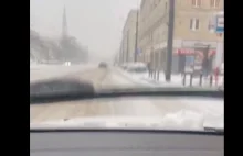 Pisowski dziennikarz wściekły, że w czasie śnieżycy na drodze jest śnieg