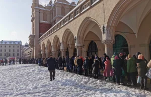 Wigilia dla bezdomnych w Krakowie. Setki osób stały w kolejce po paczki