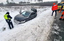 Pijany kierowca uciekł z miejsca zdarzenia. Do służb doniósł na niego samochód