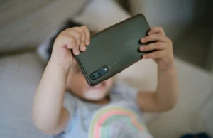 Uspokajanie dziecka za pomocą smartfonów czy tabletów może się zemścić