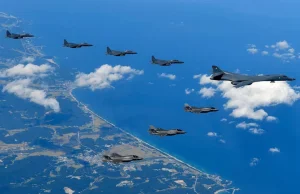 KOREA: amerykańskie B-52 i F-22 nad Półwyspem Koreańskim