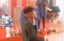 Mężczyzna uderza swoją pannę młodą podczas ślubu kościelnego (wideo)