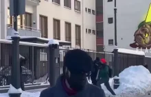 Wagnerowcy w Moskwie atakują ambasadę Finlandii.