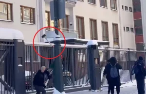 Atak na ambasadę Finlandii w Moskwie. Napastnicy rzucali młotami.