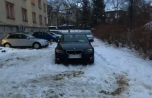 Zostawił BMW na środku, inni mieszkańcy nie mogą korzystać z parkingu....