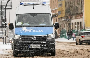 Państwo murem za mundurem. Rząd wprowadza nowe dodatki, by powstrzymać...