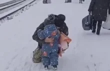 Ukraiński żołnierz wita się z rodziną podczas alarmu przeciwlotniczego.