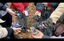 Grupa Nowojorskich nastolatków zmienia smartphony na telefony z klapką.