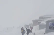 "Zlekceważyli pogodę". Akcja ratunkowa na Śnieżce. Turysta w szortach