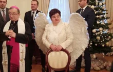 Radna PiS przyszła na Radę Miasta w stroju anioła