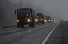 Białoruskie pojazdy wojskowe jadą w kierunku granicy z Ukrainą
