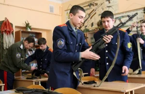 Rzucanie granatem i strzelanie z Kałasznikowa. Tego będą uczyć w szkole
