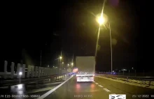 Policja zatrzymuje kierowcę do kontroli na drodze szybkiego ruchu