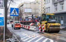 Flagowy remont na zabytkowej ulicy w Gdyni się przedłuża , a biznes pada ...