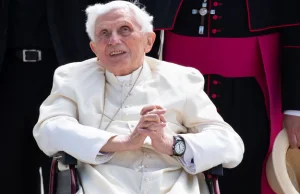 Benedykt XVI w złym stanie. Papież Franciszek prosi o "specjalną modlitwę"