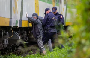 Grafficiarze zniszczyli wagon pociągu Kolei Mazowieckich