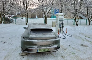 Smuteczek: kierowca Tesli utknął pod ładowarką w Święta, bo było za zimno...