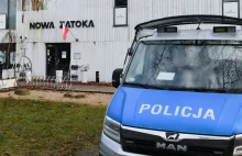 Pies tropiący i wojskowy namiot. Policja rozkopuje teren przy Zatoce Sztuki