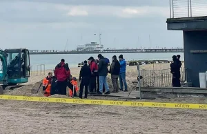 Co się dzieje wokół Zatoki Sztuki? Policja przekopuje plażę [FOTO/WIDEO]