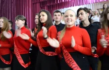 A my banderowcy - śpiewa młodzież na Ukrainie.