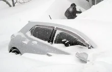 Polka zamarzła w samochodzie uwięzionym w zaspie śnieżnej. T