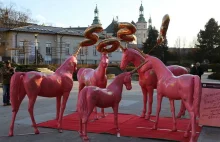 Różowe jednorożce w centrum Kielc. Jednych cieszą, inni mówią o... prowokacji