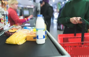 Inflacja zabrała Polakom jedną pensję. Realnie naród biednieje