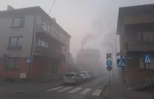 Nowy Targ: miasto budzi się w smogowej mgle - w centrum nie ma czym oddychać