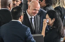 Prezydent FIFA Gianni Infantino robił sobie selfie przy trumnie Pelego