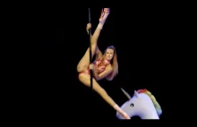 Nastolatka tańczy na rurce... pole dance i barbie