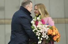 Joanna Kurska pożegnała się z TVP. Całą zapłakaną sprzed studia odebrał mąż