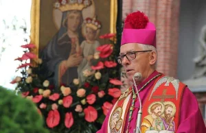 Znany z tuszowania pedofilii arcybiskup odchodzi z pałacu. Ale najpierw jubel