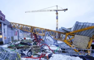 Dźwig runął na centrum handlowe w Norwegii. Zginęła kobieta.