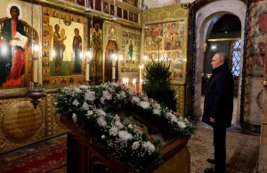 Pobożny Putin rozmodlony w katedrze, którą dla niego opróżniono z ludzi.